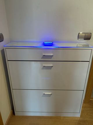 Zapatero con luz LED azul