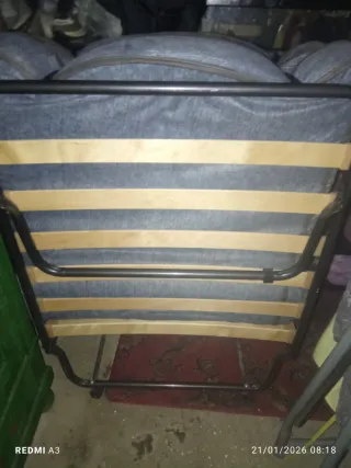 Cama turca de tela, metal y madera