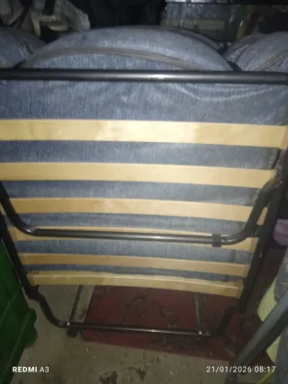 Cama turca de tela, metal y madera