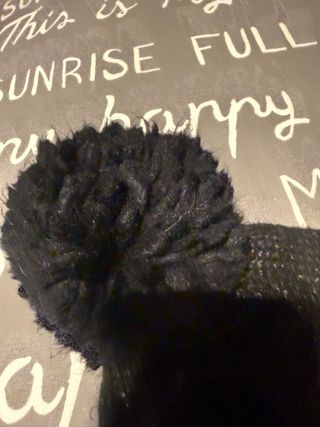 Gorro H&M negro con pompón