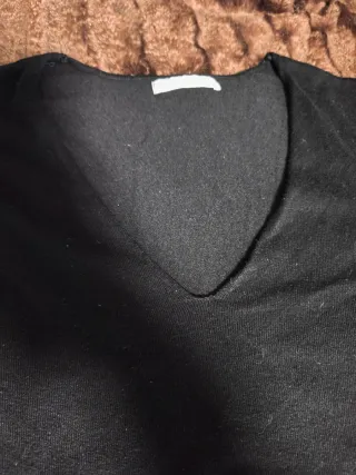 Jersey Negro Cuello Pico