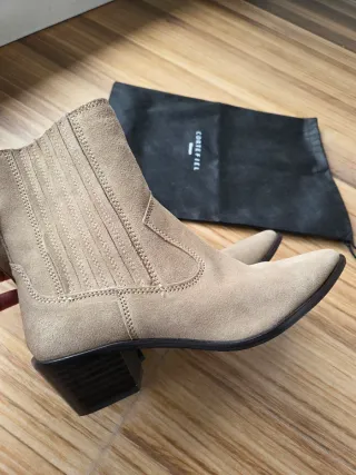 Botín piel elástico serraje Cortefiel beige