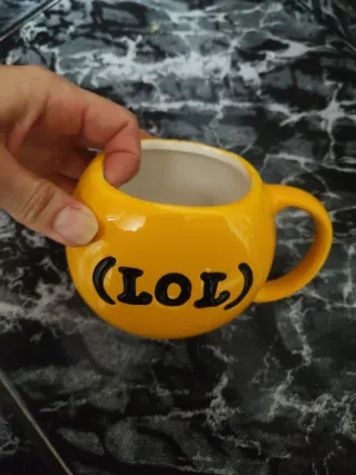 Taza emoji riendo con lágrimas