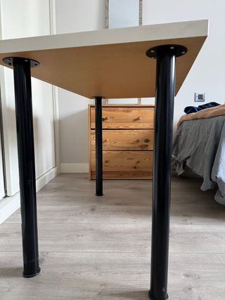 Mesa escritorio blanca patas negras