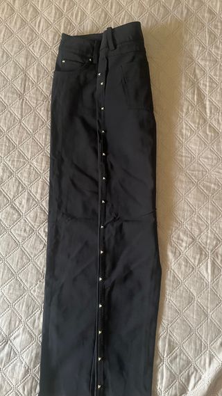 Pantaloni neri con borchie dorate