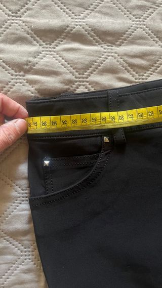 Pantaloni neri con borchie dorate