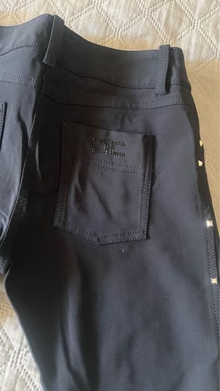 Pantaloni neri con borchie dorate