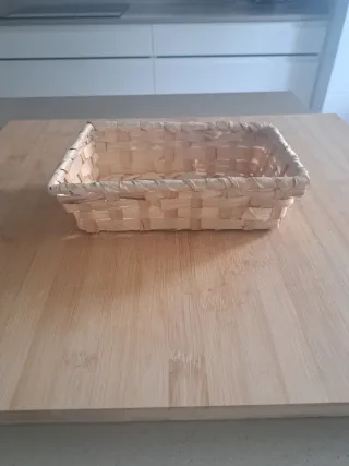 Cesta de mimbre decorativa