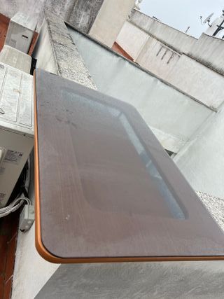 Mesa de madera y cristal desmontada