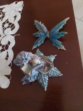 Fatina con libro e ali blu un'ala è un po' rotta