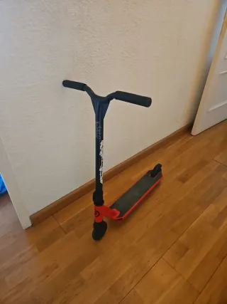 Patinete Patinaje Urbano Rojo y Negro para niño.