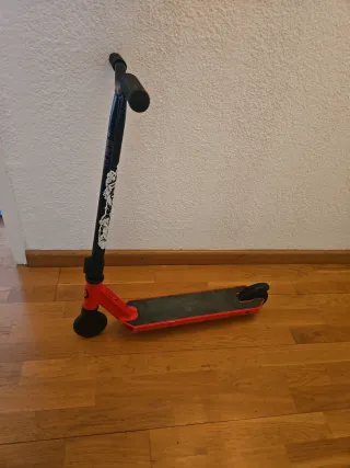 Patinete Patinaje Urbano Rojo y Negro para niño.