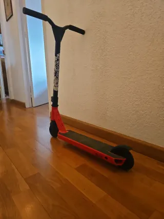 Patinete Patinaje Urbano Rojo y Negro para niño.