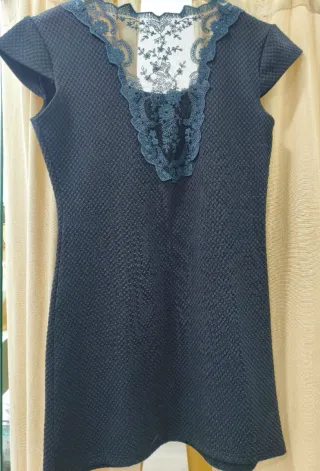 Vestido negro corto con encaje