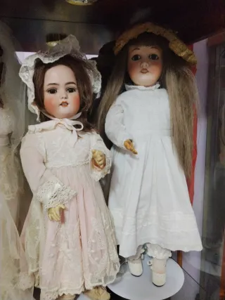 Vecchie bambole di porcellana molto antiche