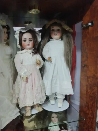 Vecchie bambole di porcellana molto antiche