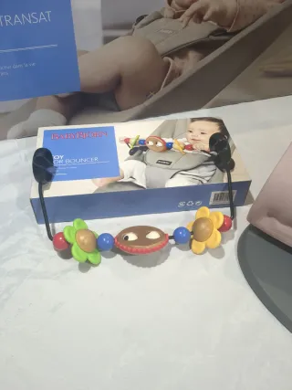 Hamaca bebé BabyBjörn rosa + accesorio entreten.