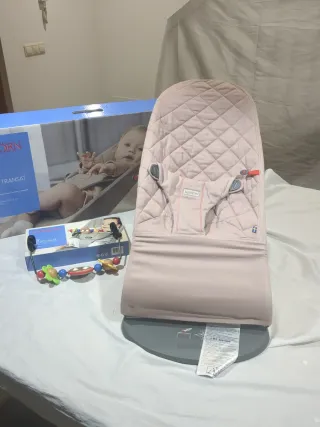 Hamaca bebé BabyBjörn rosa + accesorio entreten.