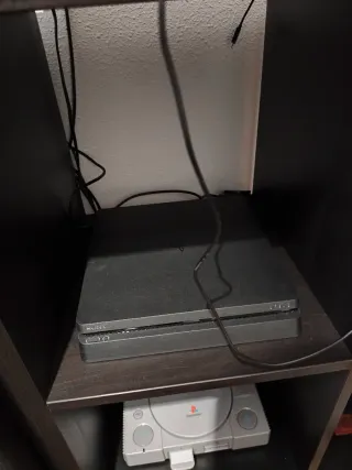 Consola PS4 (PlayStation 4) Negra y un mando