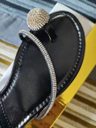 Sandalias negras con adornos plateados