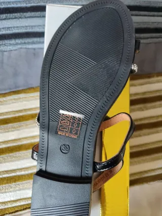 Sandalias negras con adornos plateados