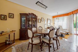 Mesa de comedor de nogal