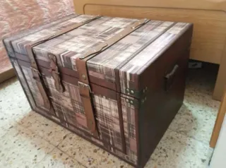 Baúl de madera con detalles en cuero