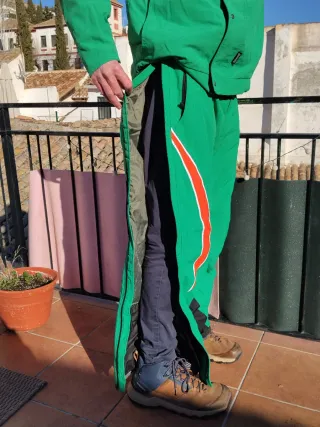 Chaqueta de esquí verde y pantalones de esquí