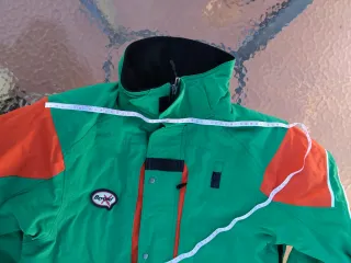 Chaqueta de esquí verde y pantalones de esquí