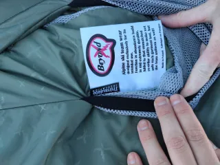 Chaqueta de esquí verde y pantalones de esquí