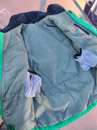 Chaqueta de esquí verde y pantalones de esquí