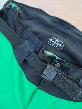 Chaqueta de esquí verde y pantalones de esquí