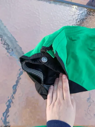 Chaqueta de esquí verde y pantalones de esquí