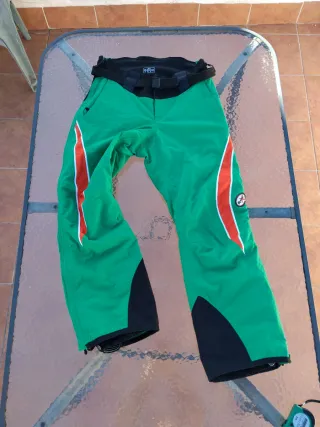 Chaqueta de esquí verde y pantalones de esquí