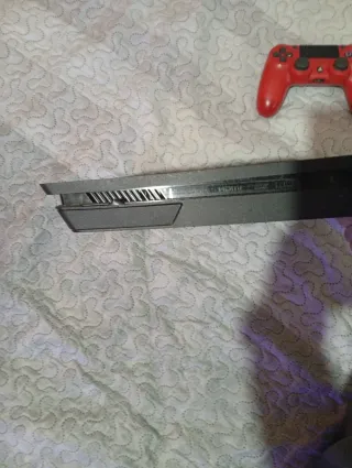 PS4 (PlayStation 4) Negra con Mando Rojo