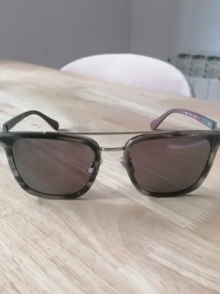 Gafas de sol marrones y moradas de chico