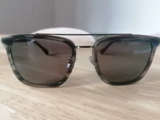 Gafas de sol marrones y moradas de chico