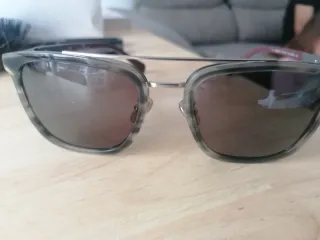 Gafas de sol marrones y moradas de chico