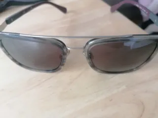 Gafas de sol marrones y moradas de chico