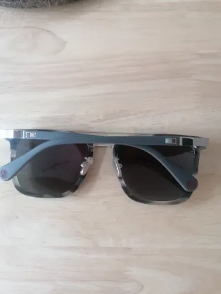 Gafas de sol marrones y moradas de chico