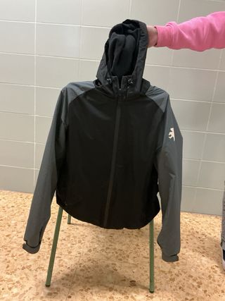 Chaqueta deportiva hombre negra impermeable