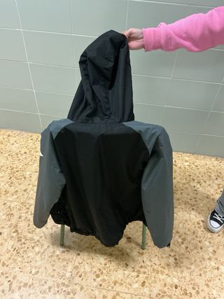 Chaqueta deportiva hombre negra impermeable