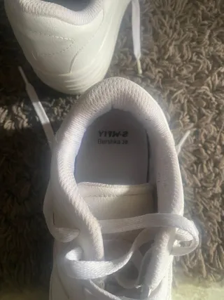 Zapatillas blancas sencillas para mujer.