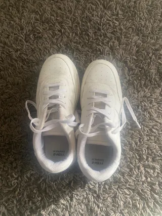 Zapatillas blancas sencillas para mujer.