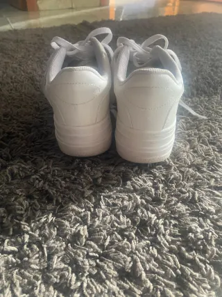 Zapatillas blancas sencillas para mujer.