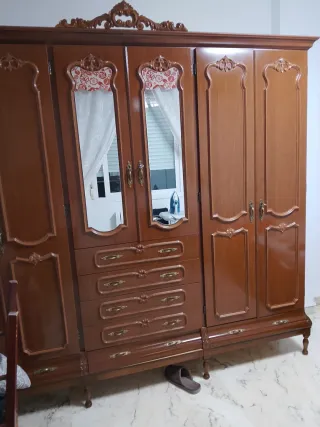 Armadio in legno a 6 ante