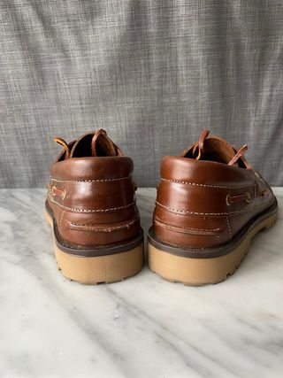 Mocasines náuticos de piel marrón