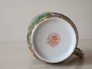 Jarra de porcelana con flores doradas