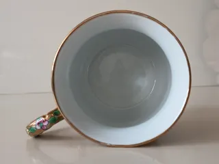 Jarra de porcelana con flores doradas