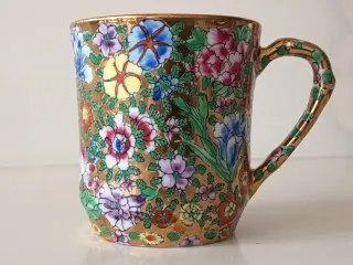 Jarra de porcelana con flores doradas
